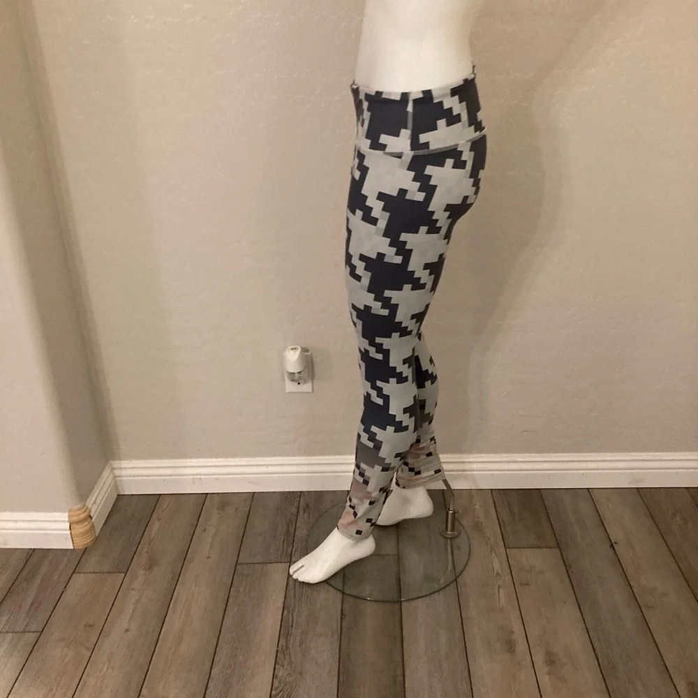 ALO Yoga Airbrush Pixel Leggings Medium